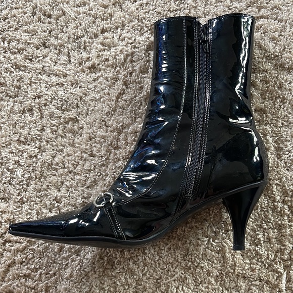 BCBG Girls Patent Black Bootie no size listed but they are 8.5 - Picture 4 of 10